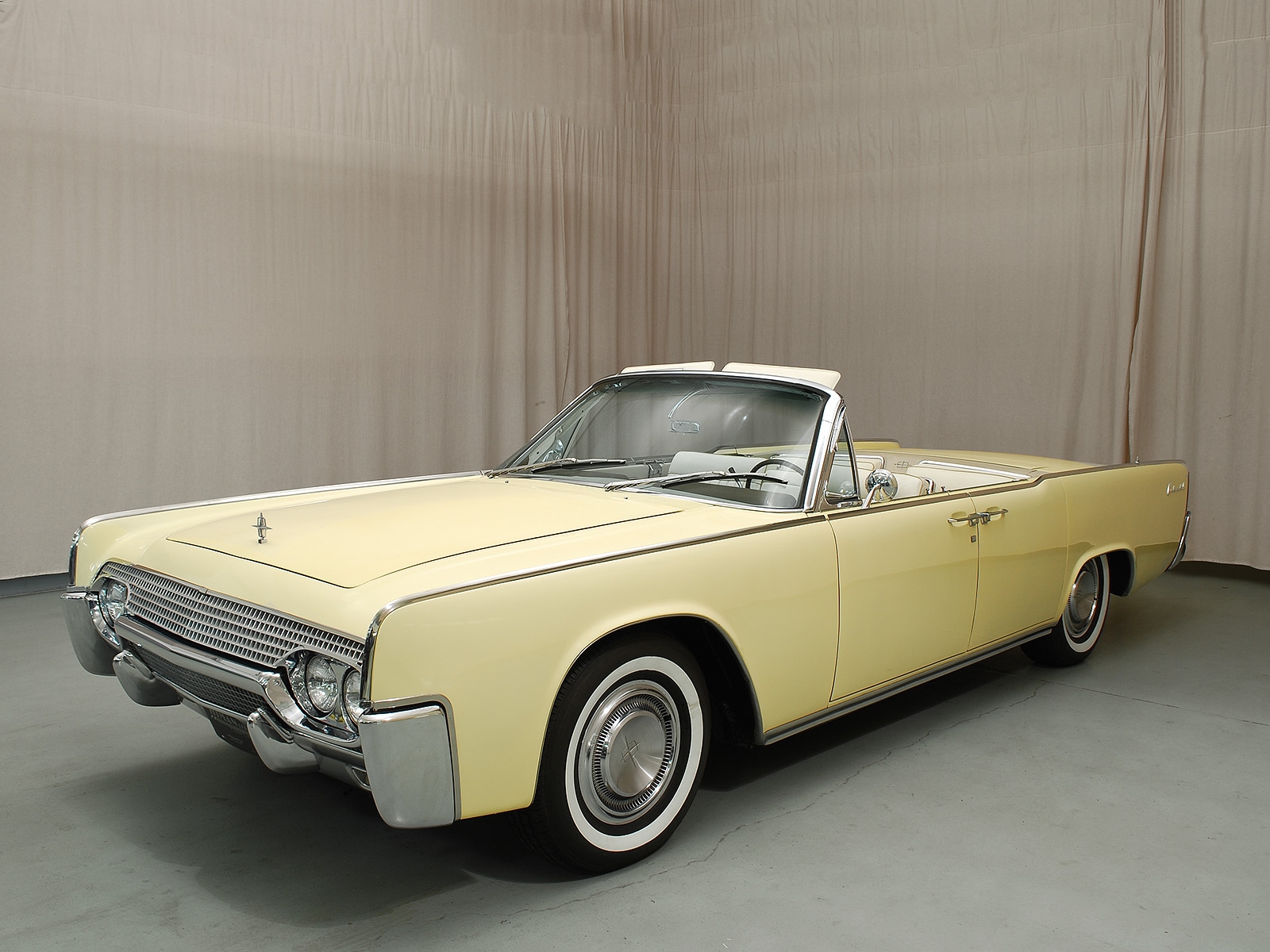Photo of a 1966 Lincoln Continental